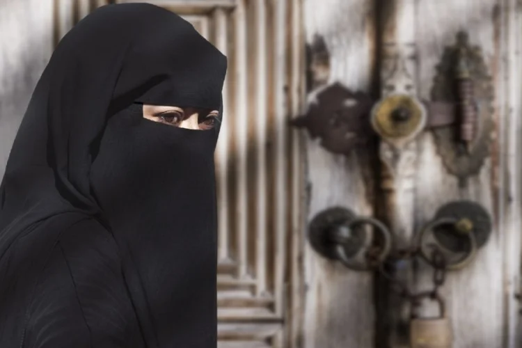 İsveçrədə niqab qadağası qoyulub