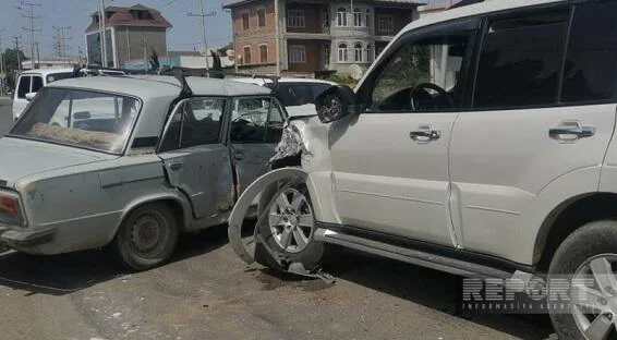 Bakıda maşın polis bölməsinə çırpıldı: Müğənninin qızı... Video