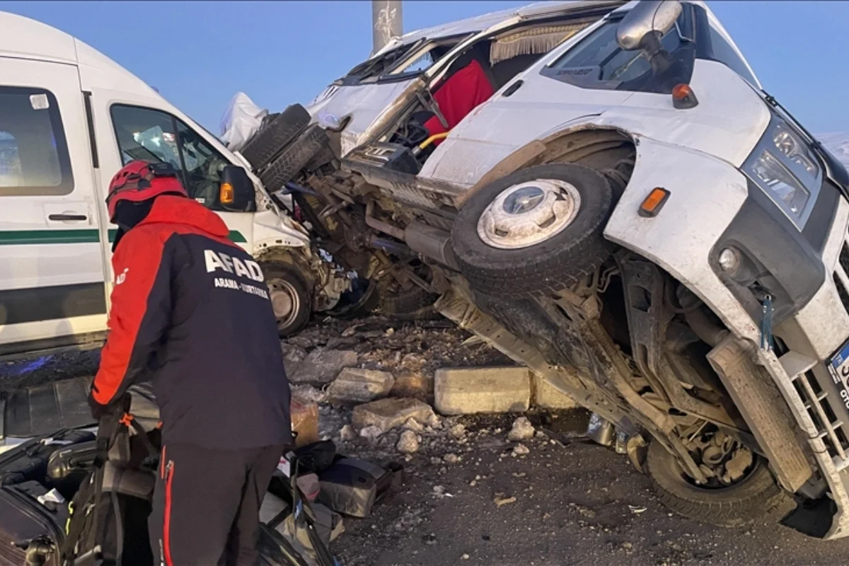 Türkiyədə mikroavtobuslar toqquşdu: Onlarla xəsarət alan var