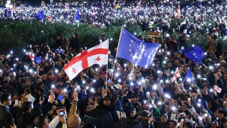 Tbilisidə etirazçılar parlament binası yaxınlığında yeni ili qarşılayıb