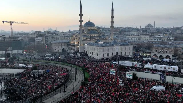 Yeni ilin ilk günündə on minlərlə insan küçəyə axışdı FOTOLAR