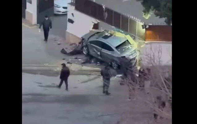 Maşını polis bölməsinin hasarına çırpdı Video