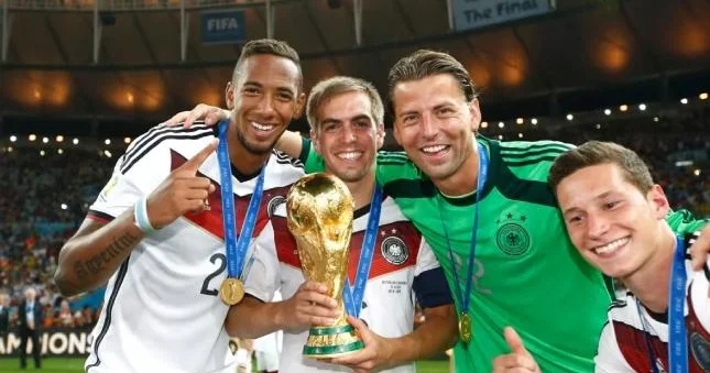 Ötən il əfsanəvi futbolçulardan kimlər karyerasını bitirdi?