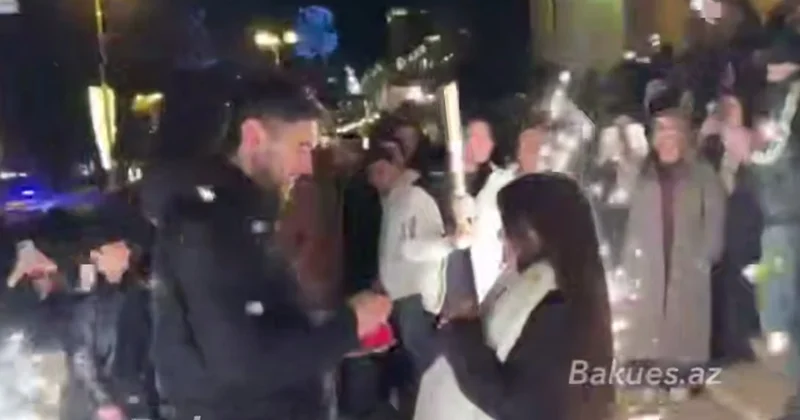 2026 cı ilin ilk dəqiqələrində şəhərin mərkəzində evlilik təklifi VİDEO