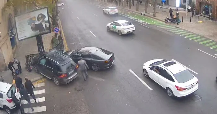Bakıda ağır qəza: Məhəccər uşağın üstünə aşdı Video