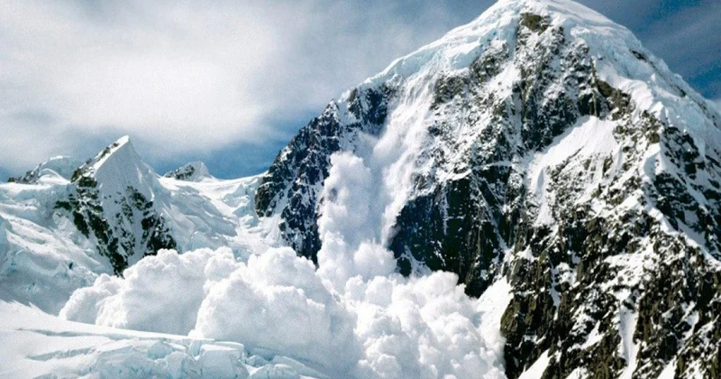 Türkiyədə bir nəfər qar uçqununun altında qalıb, 22 ev boşaldılıb