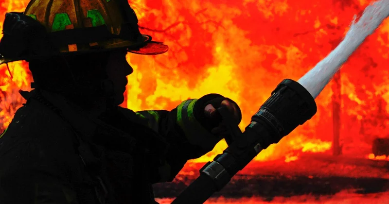 Qədim tarixi bina yanaraq kül oldu