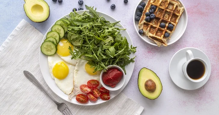 Что пить и есть на следующее утро: диетолог о правильной реабилитации после новогоднего застолья