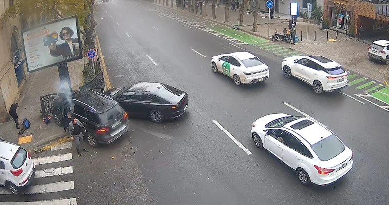 В Баку дорожное ограждение упало на ребёнка ВИДЕО