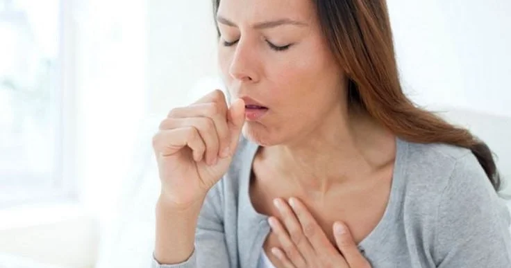 Öskürəkdən əziyyət çəkənlərə XƏBƏRDARLIQ Bu içkilərdən UZAQ DURUN!