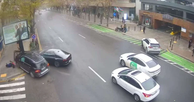 Bakıda iki avtomobil toqquşdu Yol kənarında duran uşaq xəsarət aldı VİDEO