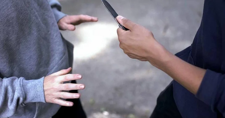 Кровавая ссора в центре Джалилабада: подросток получил ножевые ранения, подозреваемый задержан