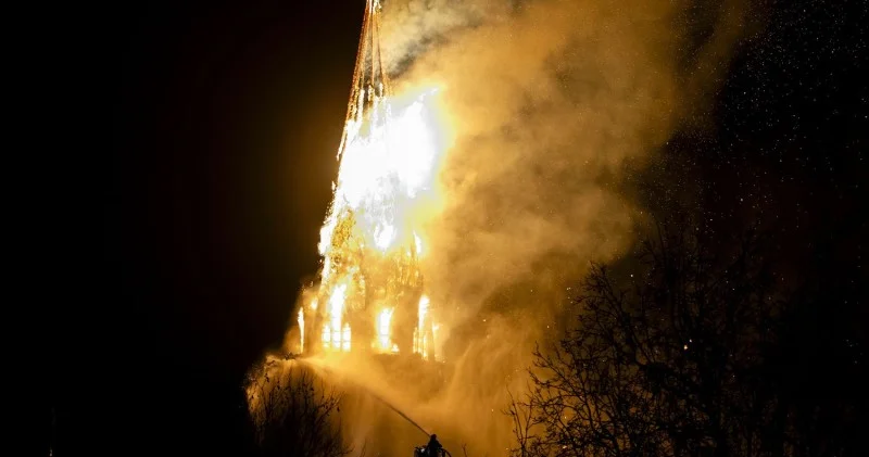 150 illik kilsə yandı