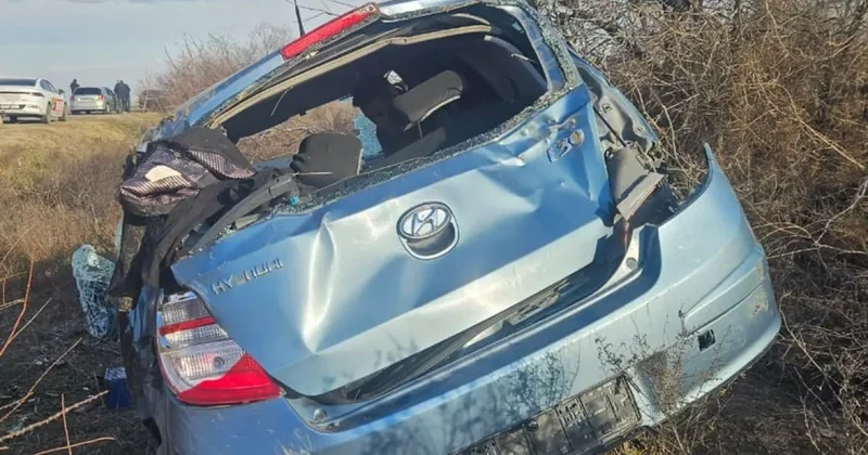 В Кюрдамире автомобиль съехал с дороги и перевернулся, трое пострадали ФОТО