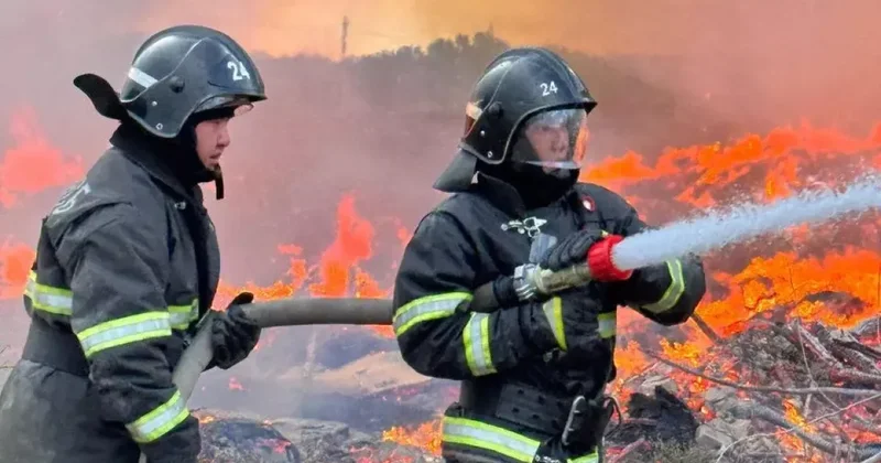 Пожар в новогоднюю ночь в Таразе, спасатели эвакуировали около 100 человек