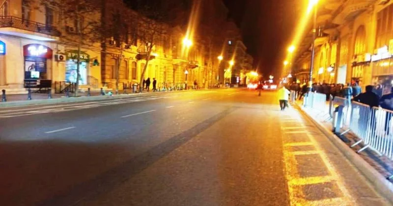 Yanvarın 1 i səhər saat 06:00 a qədər şəhərin küçələri, parkları və meydanları tam təmizlənib FOTOLENT