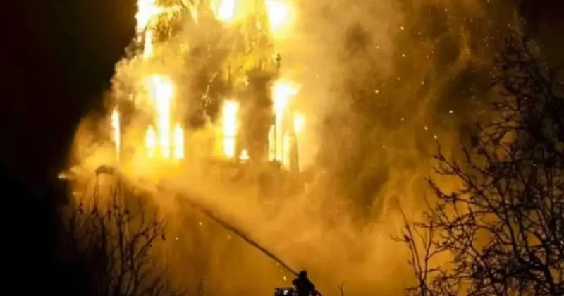 Amsterdamda tarixi kilsədə yanğın Qülləsi çökdü