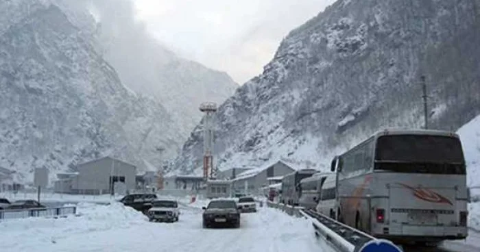 Bu sərhəddən nəqliyyat vasitələrinin keçidinə icazə verilmir