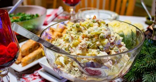 Названы опасные последствия хранения Оливье вне холодильника