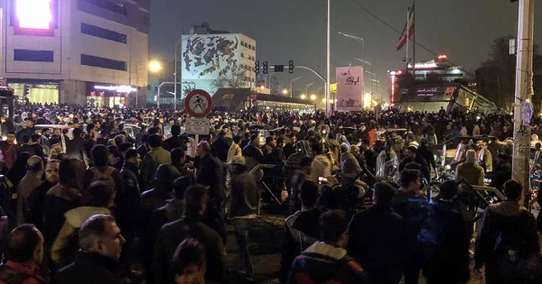 İranda vəziyyət gərginləşdi Polisə hücum edildi