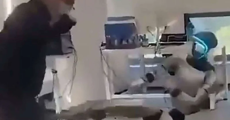 Robot operatora təpik atdı VİDEO