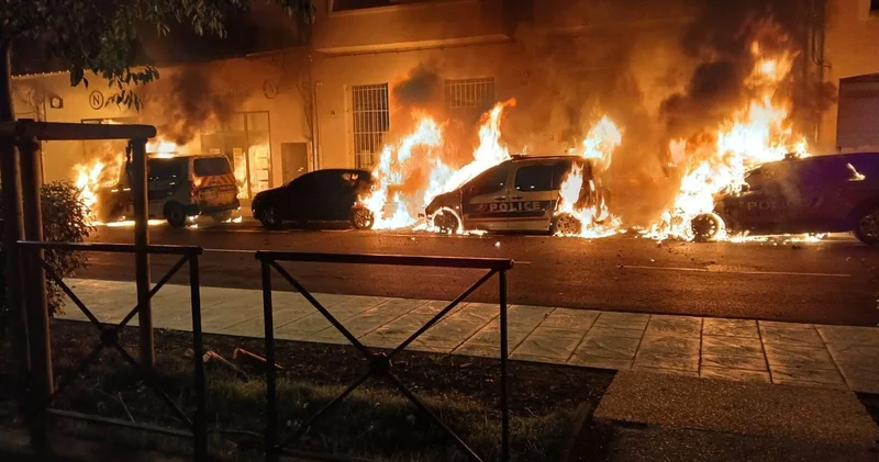 Более 800 машин сгорели во Франции в новогоднюю ночь