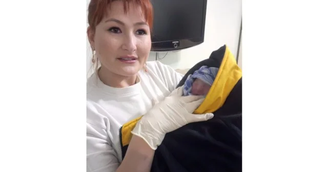 Bakı sakininin əkizlərindən biri evdə, digəri xəstəxanada doğuldu