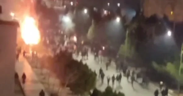 İranda GƏRGİNLİK ARTIR Etirazçılar SEPAH a məxsus texnikaları yandırdılar VİDEO