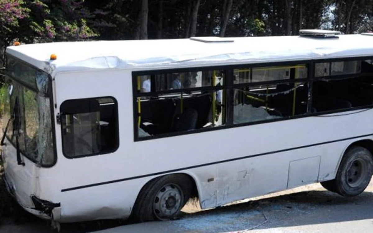 Sərnişin avtobusu yük maşını ilə toqquşdu