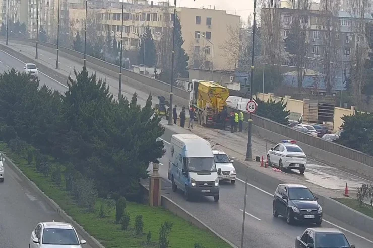 Bakıda bu körpüdə təmir gedir