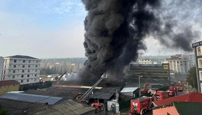 İstanbulda təkər fabrikində yanğın: Müdaxilə davam edir