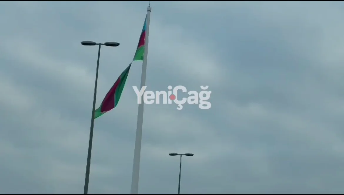 Bayraq Meydanında BİABIRÇILIQ: Bayraq cırıldı, aidiyyəti qurumlar isə… VİDEO