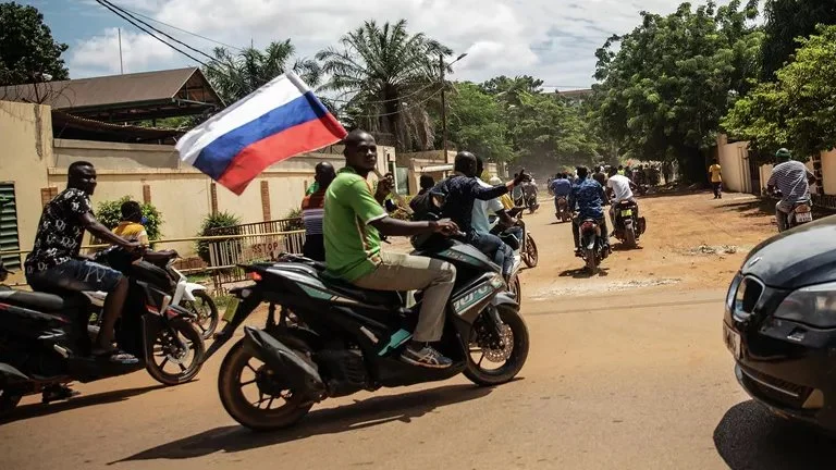 Burkina Faso sakinləri bu hadisəni Rusiya bayraqları altında bayram etdi... “İBRƏTAMİZ“+FOTO