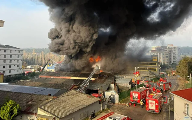 İstanbulda fabrikdə güclü yanğın FOTOLAR