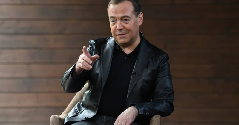 Головы ему не сносить : Медведев угрожает Зеленскому