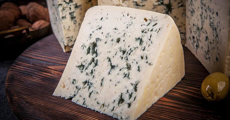 Почему из за сыра с плесенью может болеть голова?