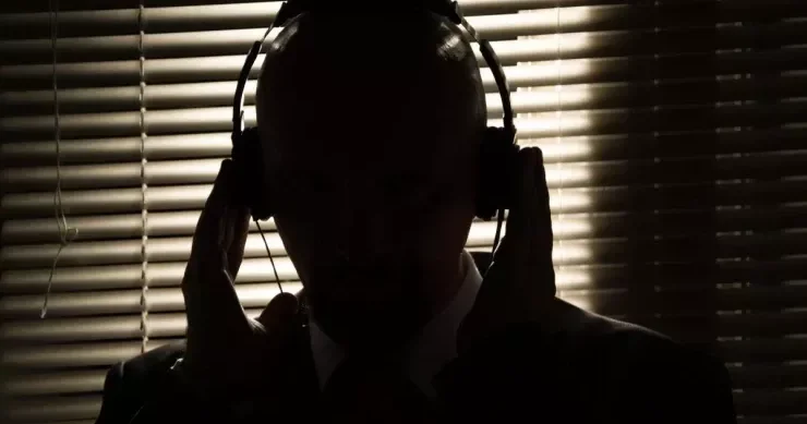 Hətta söndürüldükdə belə: Keçmiş agent kəşfiyyat orqanlarının cihazları necə dinlədiyini AÇIQLADI