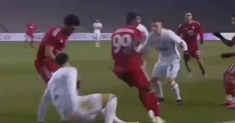 “Qarabağ”ın oyunçusuna sərt oynadı, hakim “qırmızı” vermədi Video