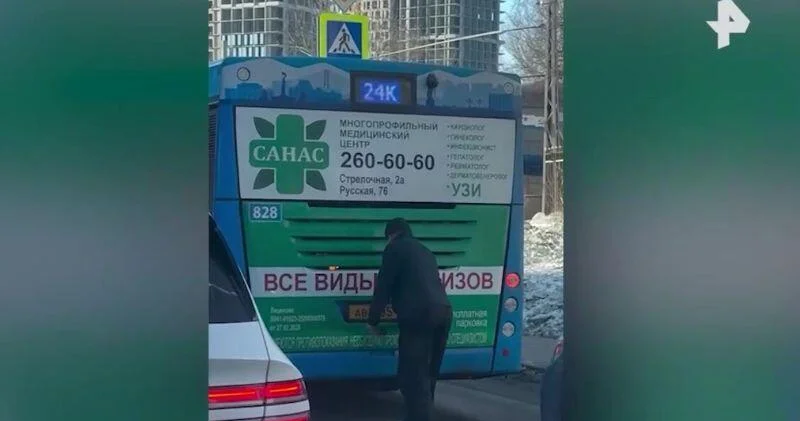 Водитель потушил загоревшийся автобус голыми руками ВИДЕО