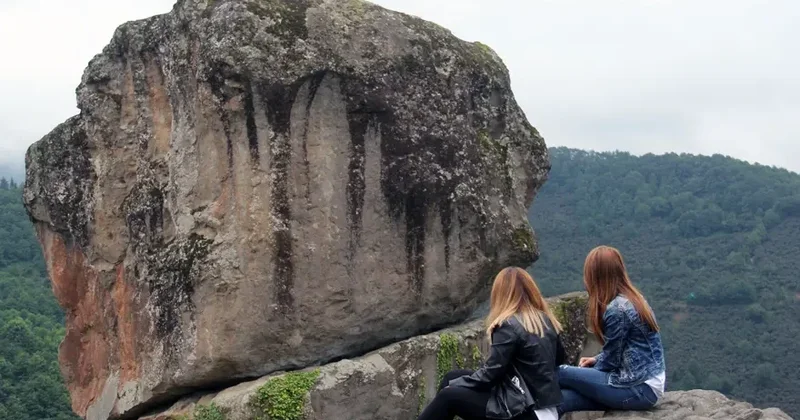 “Gəlin qayası”: Daşa çevrilən qadının əfsanəsi turistləri cəlb edir