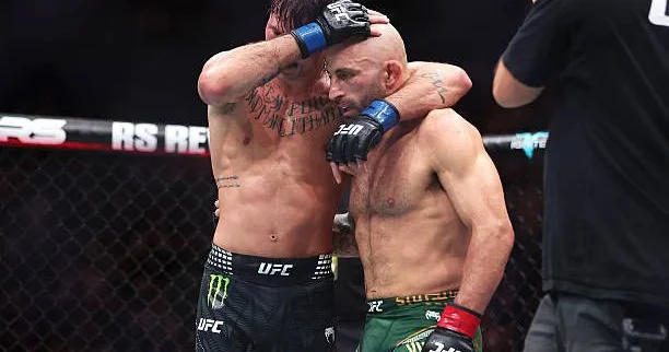 Volkanovski Lopes üzərində hakimlərin yekdil qərarı ilə qalib gəldi FOTO/VİDEO