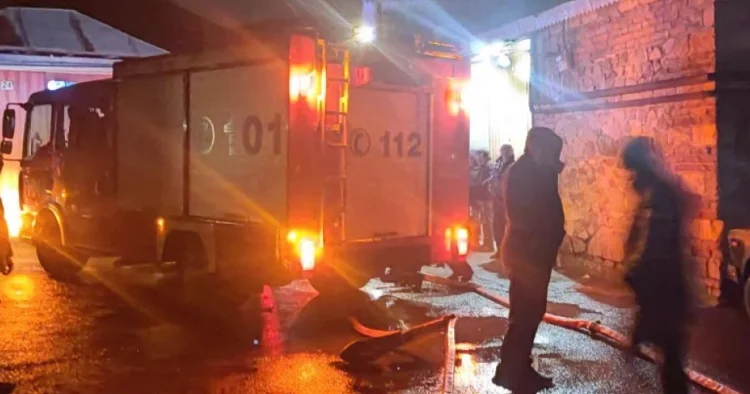 Şəkidə yardımçı tikilidə yanğın olub