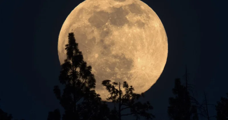 Над этим городом заметили "четыре луны"