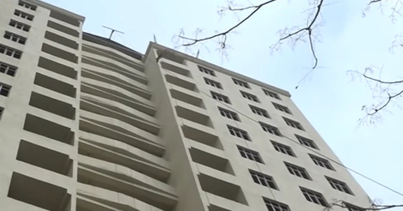 Evimizi sökdülər, 10 ildir binanı təhvil vermirlər Sakinlər tikinti şirkətindən şikayət etdilər