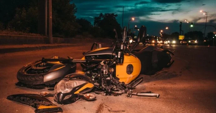 Mingəçevirdə maşınla motosiklet toqquşdu: Kuryer xəsarət aldı