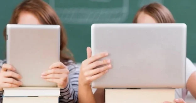 Бумажные или цифровые: в Азербайджане продолжается дискуссия о формате учебников