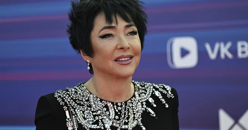 Elektron siqaret müğənnidə panik ataka səbəb oldu