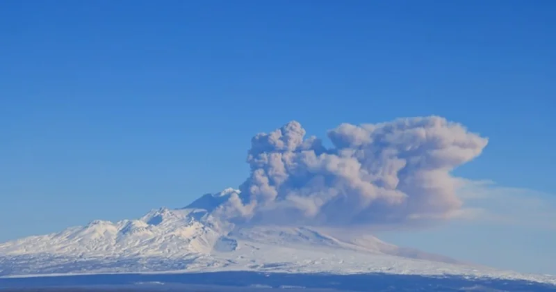 Kamçatkada Şiveluç vulkanı püskürdü, təyyarələr üçün təhlükə yarandı