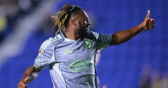 Ulduz futbolçu irqçiliyə görə klubu tərk etdi