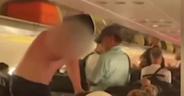 Sərnişin soyunub təyyarədən tullanmağa cəhd etdi VİDEO